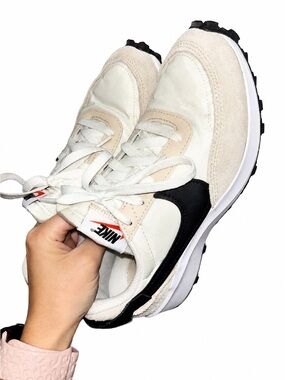 Nike Women's Retro Runner - White, Beige & Black